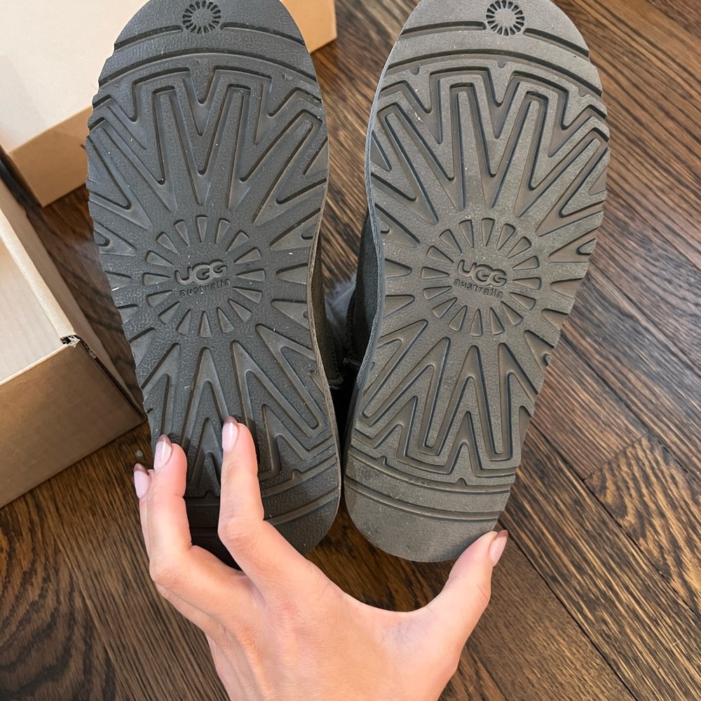 Ugg Bailey Button Size 5 - image 5
